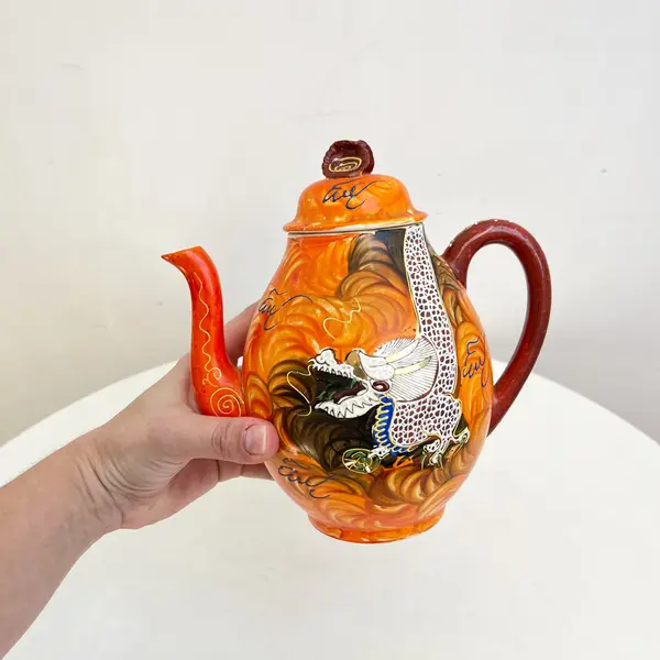 Foto de um(a) ​Jogo de chá centenário em porcelana japonesa pintada a mão, da categoria de Conjuntos de café e chá. Jogo de chá centenário em porcelana japonesa pintada a mão. Composto por um bule, uma cremeira, um açucareiro e seis xícaras... Mostrado de uma perspectiva diferente. Vendido no marketplace Trésors.