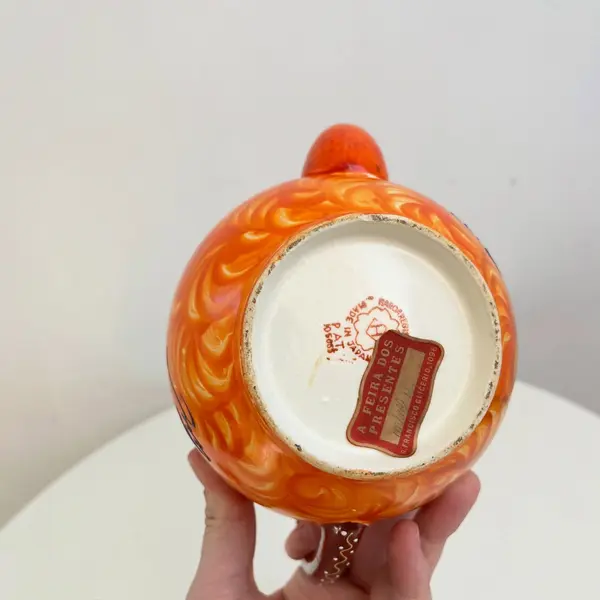 Foto de um(a) ​Jogo de chá centenário em porcelana japonesa pintada a mão, da categoria de Conjuntos de café e chá. Jogo de chá centenário em porcelana japonesa pintada a mão. Composto por um bule, uma cremeira, um açucareiro e seis xícaras... Mostrado de uma perspectiva diferente. Vendido no marketplace Trésors.