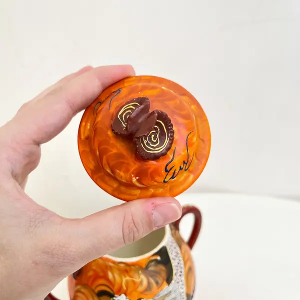 Foto de um(a) ​Jogo de chá centenário em porcelana japonesa pintada a mão, da categoria de Conjuntos de café e chá. Jogo de chá centenário em porcelana japonesa pintada a mão. Composto por um bule, uma cremeira, um açucareiro e seis xícaras... Mostrado de uma perspectiva diferente. Vendido no marketplace Trésors.