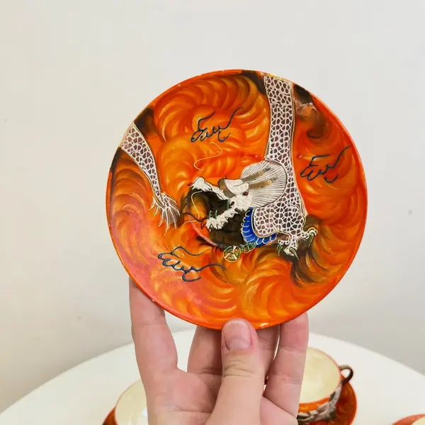 Foto de um(a) ​Jogo de chá centenário em porcelana japonesa pintada a mão, da categoria de Conjuntos de café e chá. Jogo de chá centenário em porcelana japonesa pintada a mão. Composto por um bule, uma cremeira, um açucareiro e seis xícaras... Mostrado de uma perspectiva diferente. Vendido no marketplace Trésors.