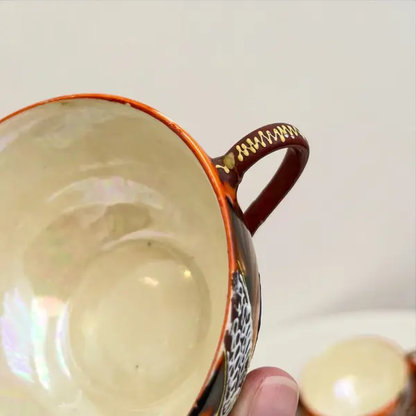 Foto de um(a) ​Jogo de chá centenário em porcelana japonesa pintada a mão, da categoria de Conjuntos de café e chá. Jogo de chá centenário em porcelana japonesa pintada a mão. Composto por um bule, uma cremeira, um açucareiro e seis xícaras... Mostrado de uma perspectiva diferente. Vendido no marketplace Trésors.