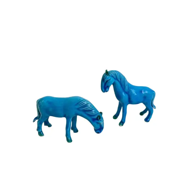 Foto de um(a) ​Dupla de cavalos em porcelana, da categoria de Escultura. Dupla de cavalos em porcelana. Leves marcas do tempo e uso. Medidas: 8x7cm cada. Vendido no marketplace Trésors.