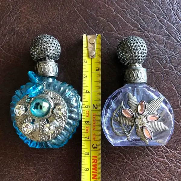 Foto de um(a) Antigo Par De Perfumeiros Franceses Com Pedras, da categoria de Perfumeiros. Lindos e delicados. Feitos à mão. Mostrado de uma perspectiva diferente. Vendido no marketplace Trésors.