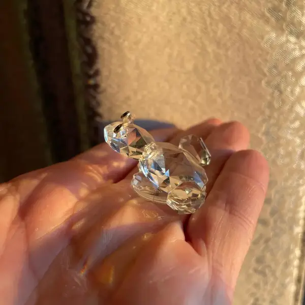 Foto de um(a) Preciosa Glass Bibelô Escultura De Sapo Em Cristal Tcheco, da categoria de Escultura. Peça original e toda lapidada à mãomede aprox 3cm. Mostrado de uma perspectiva diferente. Vendido no marketplace Trésors.