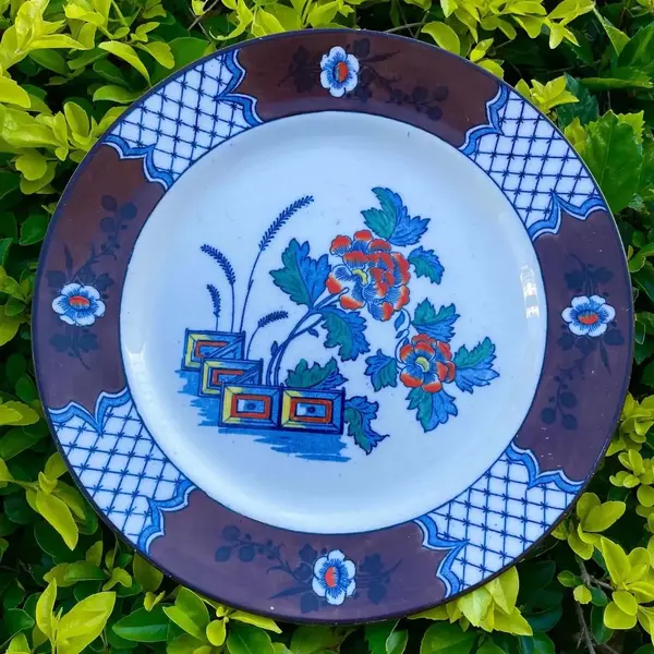 Foto de um(a) Antigo Prato Decorativo De Parede Porcelana Inglesa Delft, da categoria de Pratos Decorativos. Delft Bisto - England. Antigo prato decorativo em porcelana artística inglesa. Lindas cores e decoração floral. Meados do... Mostrado de uma perspectiva diferente. Vendido no marketplace Trésors.