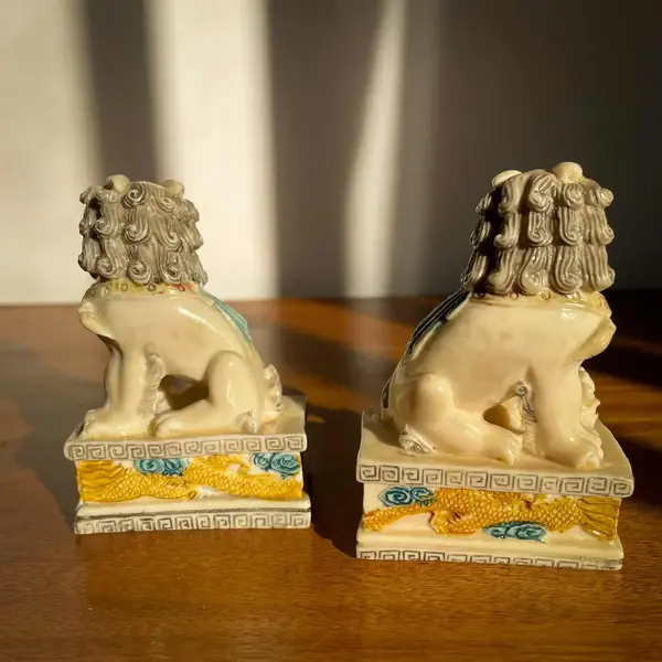 Foto de um(a) Antiga Rara Escultura Oriental Chinesa Casal De Cães Fó, da categoria de Escultura. ~ Os guardiões ~Antigo e diferente casal de Cães de Fó, moldados e pintados à mão. Para quem não sabe O Cão de Fó têm a... Mostrado de uma perspectiva diferente. Vendido no marketplace Trésors.