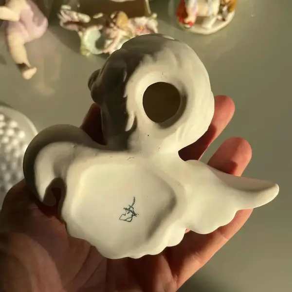 Foto de um(a) Antiga Escultura De Parede Anjo Em Biscuit Francês Branco, da categoria de Objetos de parede esculturais. Antiga escultura anjinho de parede em biscuit francês, peça artística feita e moldada à mão. Medidas 12x13cm. Mostrado de uma perspectiva diferente. Vendido no marketplace Trésors.