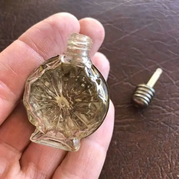 Foto de um(a) Antigo Pequeno Perfumeiro De Coleção Com Pedras, da categoria de Perfumeiros. Pequeno perfumeiro feito a mão. Usado antigamente para levar no bolso para viagens. Item de colecionador. Mede aprox 5cm. Mostrado de uma perspectiva diferente. Vendido no marketplace Trésors.