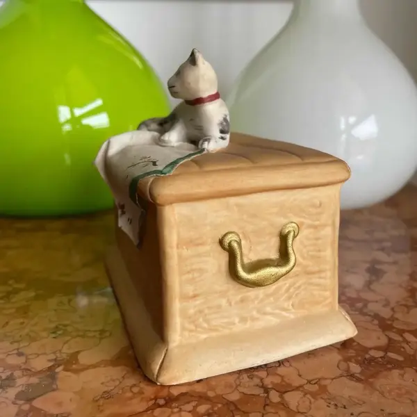 Foto de um(a) Antigo Escultura De Gato Biscuit Italiano Capodimonte, da categoria de Escultura. Capodimonte. Antiga escultura artística moldada e pintada à mão em biscuit italiano, representado lindo gatinho deitado.... Mostrado de uma perspectiva diferente. Vendido no marketplace Trésors.
