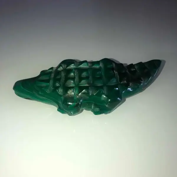 Foto de um(a) Antiga Escultura De Jacaré Legítima Pedra Malaquita, da categoria de Modelos e estatuetas. Antiga escultura esculpida à mão em legítima pedra malaquita. Pequeno restauro no rabo, como da pra ver na última foto, não... Mostrado de uma perspectiva diferente. Vendido no marketplace Trésors.