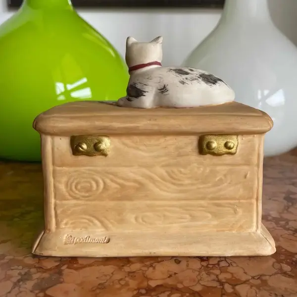 Foto de um(a) Antigo Escultura De Gato Biscuit Italiano Capodimonte, da categoria de Escultura. Capodimonte. Antiga escultura artística moldada e pintada à mão em biscuit italiano, representado lindo gatinho deitado.... Mostrado de uma perspectiva diferente. Vendido no marketplace Trésors.