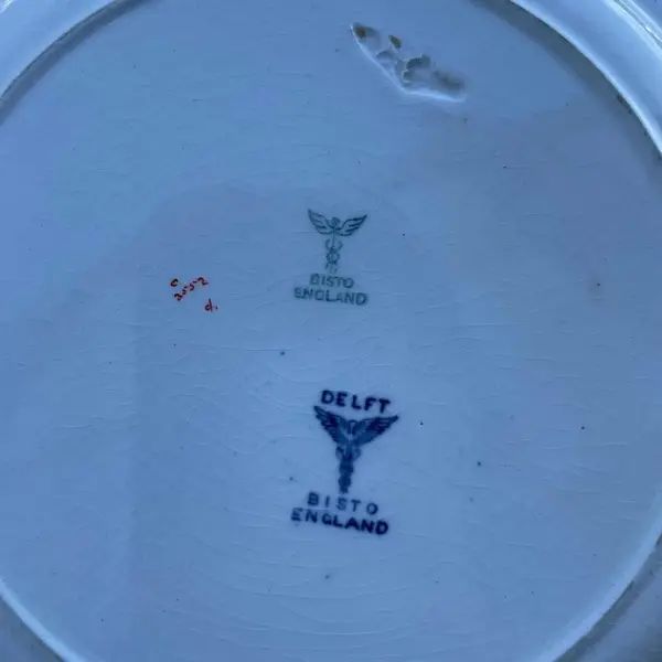 Foto de um(a) Antigo Prato Decorativo De Parede Porcelana Inglesa Delft, da categoria de Pratos Decorativos. Delft Bisto - England. Antigo prato decorativo em porcelana artística inglesa. Lindas cores e decoração floral. Meados do... Mostrado de uma perspectiva diferente. Vendido no marketplace Trésors.