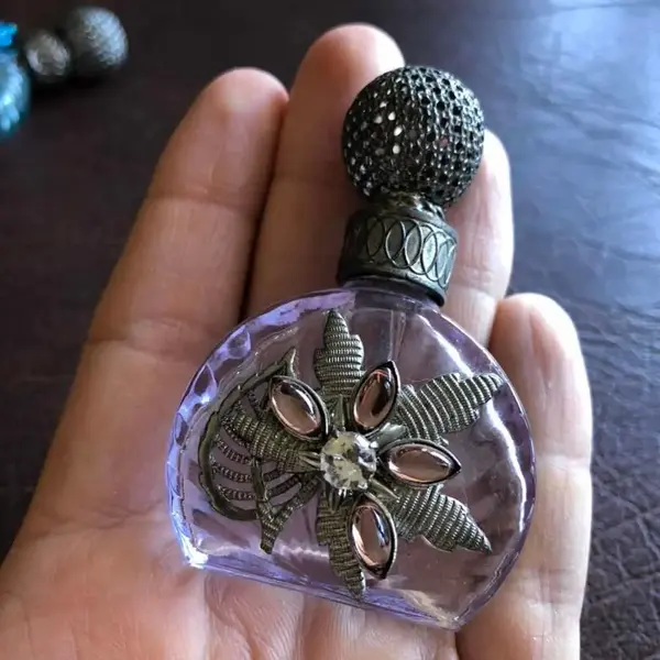 Foto de um(a) Antigo Par De Perfumeiros Franceses Com Pedras, da categoria de Perfumeiros. Lindos e delicados. Feitos à mão. Mostrado de uma perspectiva diferente. Vendido no marketplace Trésors.