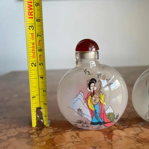 Foto de um(a) Antigo Raro Par De Perfumeiros Snuff Bottle Oriental, da categoria de Perfumeiros. Snuff Bottle, antigos frascos/perfumeiros orientais delicadamente pintados à mão, cada lado da peça tem uma decoração... Mostrado de uma perspectiva diferente. Vendido no marketplace Trésors.