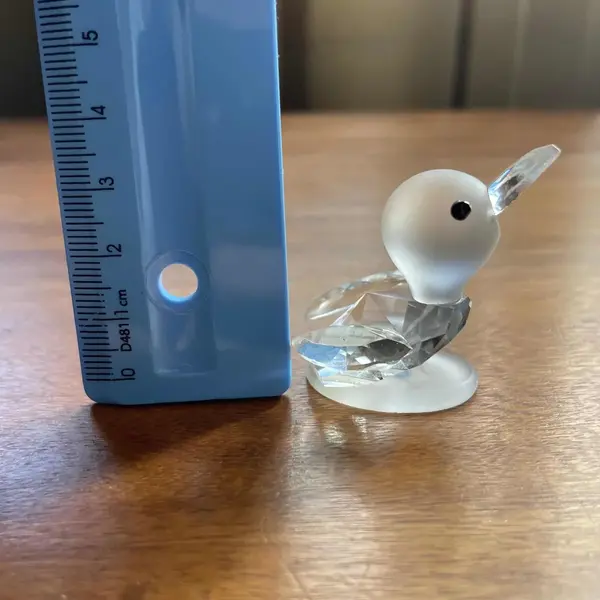 Foto de um(a) Preciosa Glass Pequena Escultura Bibelô Enfeite Pato Cristal, da categoria de Escultura. Peça legítima. Esculpida à mãomede aprox 3cm. Mostrado de uma perspectiva diferente. Vendido no marketplace Trésors.