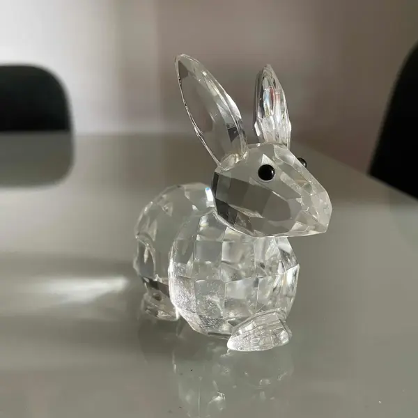 Foto de um(a) Bibelô Escultura De Coelho Em Cristal Tcheco Preciosa Glass, da categoria de Escultura. Bibelô Escultura De Coelho Em Cristal Tcheco Preciosa Glass. Peça esculpida à mão Mede aprox 7x9cm. Mostrado de uma perspectiva diferente. Vendido no marketplace Trésors.