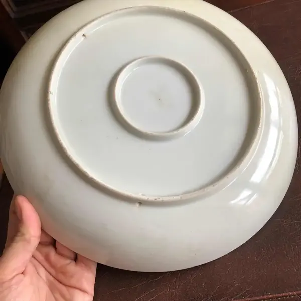 Foto de um(a) Antigo Prato Medalhão Oriental Porcelana Satsuma Século XX, da categoria de Pratos Decorativos. Antigo e grande prato/medalhão oriental em porcelana satsuma imperial, ricamente pintado à mão, em alto relevo, com... Mostrado de uma perspectiva diferente. Vendido no marketplace Trésors.