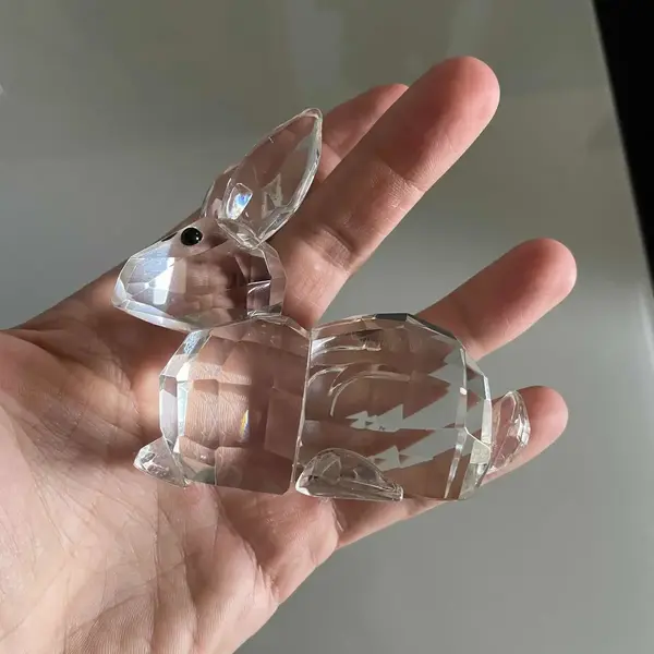 Foto de um(a) Bibelô Escultura De Coelho Em Cristal Tcheco Preciosa Glass, da categoria de Escultura. Bibelô Escultura De Coelho Em Cristal Tcheco Preciosa Glass. Peça esculpida à mão Mede aprox 7x9cm. Mostrado de uma perspectiva diferente. Vendido no marketplace Trésors.