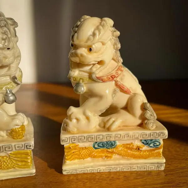 Foto de um(a) Antiga Rara Escultura Oriental Chinesa Casal De Cães Fó, da categoria de Escultura. ~ Os guardiões ~Antigo e diferente casal de Cães de Fó, moldados e pintados à mão. Para quem não sabe O Cão de Fó têm a... Mostrado de uma perspectiva diferente. Vendido no marketplace Trésors.