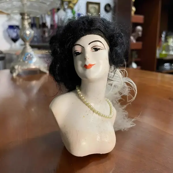 Foto de um(a) Antiga Boneca Escultura Busto Austríaco Mariquita Art Deco, da categoria de Escultura. Antiga rara escultura artística busto de mariquita, moldado à mão. Peça austríaca. Com selo de autenticidade. Art Deco.... Mostrado de uma perspectiva diferente. Vendido no marketplace Trésors.