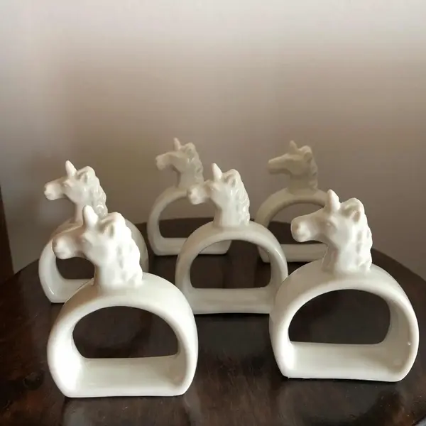 Foto de um(a) Antigo Conjunto 6 Porta Guardanapos Unicórnios Porcelana, da categoria de Anel para guardanapo. Conjunto com 6 lindos e decorativos porta guardanapos em porcelana, formato unicórnio. Impecáveis.Medida: 7x6cm. Mostrado de uma perspectiva diferente. Vendido no marketplace Trésors.