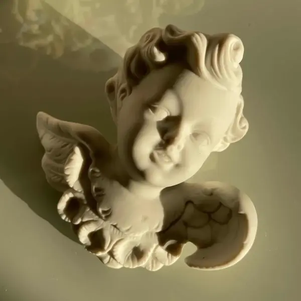 Foto de um(a) Antiga Escultura De Parede Anjo Em Biscuit Francês Branco, da categoria de Objetos de parede esculturais. Antiga escultura anjinho de parede em biscuit francês, peça artística feita e moldada à mão. Medidas 12x13cm. Mostrado de uma perspectiva diferente. Vendido no marketplace Trésors.