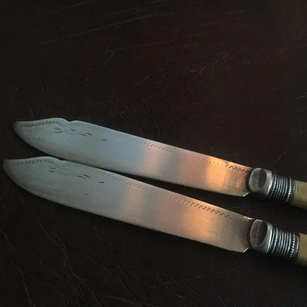 Foto de um(a) Antigas Facas Para Peixe Em Prata Epns, da categoria de Facas. 4 raras facas em prata e cabo em marfim/osso. Início século XXMedindo 20cm cada. Mostrado de uma perspectiva diferente. Vendido no marketplace Trésors.