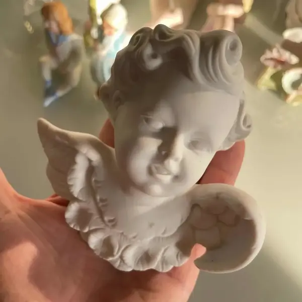 Foto de um(a) Antiga Escultura De Parede Anjo Em Biscuit Francês Branco, da categoria de Objetos de parede esculturais. Antiga escultura anjinho de parede em biscuit francês, peça artística feita e moldada à mão. Medidas 12x13cm. Mostrado de uma perspectiva diferente. Vendido no marketplace Trésors.