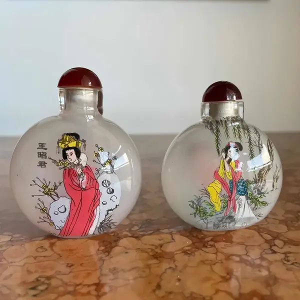 Foto de um(a) Antigo Raro Par De Perfumeiros Snuff Bottle Oriental, da categoria de Perfumeiros. Snuff Bottle, antigos frascos/perfumeiros orientais delicadamente pintados à mão, cada lado da peça tem uma decoração... Mostrado de uma perspectiva diferente. Vendido no marketplace Trésors.