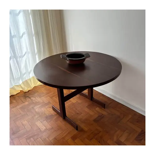 Foto de um(a) Mesa de jantar década de 1960, da categoria de Mesas de Jantar. Mesa em madeira nobre com 120 cm de diâmetro. 156cm aberta. Mostrado de uma perspectiva diferente. Vendido no marketplace Trésors.