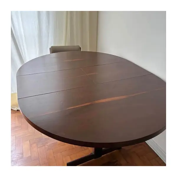 Foto de um(a) Mesa de jantar década de 1960, da categoria de Mesas de Jantar. Mesa em madeira nobre com 120 cm de diâmetro. 156cm aberta. Mostrado de uma perspectiva diferente. Vendido no marketplace Trésors.