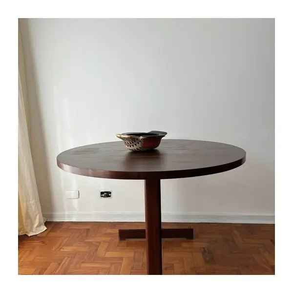 Foto de um(a) Mesa de jantar década de 1960, da categoria de Mesas de Jantar. Mesa em madeira nobre com 120 cm de diâmetro. 156cm aberta. Mostrado de uma perspectiva diferente. Vendido no marketplace Trésors.
