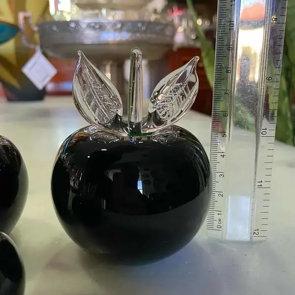 Foto de um(a) Antigo Trio Esculturas De Maçã Peso De Papel Murano Italiano, da categoria de Pesos de papel. Antigo trio de esculturas de maçã, pesos de papel em murano Italiano, muito decorativas e feitas à mão. Medidas aproximadas... Mostrado de uma perspectiva diferente. Vendido no marketplace Trésors.