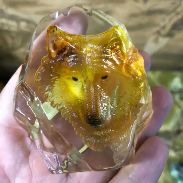 Foto de um(a) Linda Escultura Peso De Papel Em Cristal Com Figura De Lobo, da categoria de Pesos de papel. Escultura peso de papel em cristal com figura de lobo. Peça muito decorativa, esculpida à mão. Mede aprox 9 x 7cm. Mostrado de uma perspectiva diferente. Vendido no marketplace Trésors.