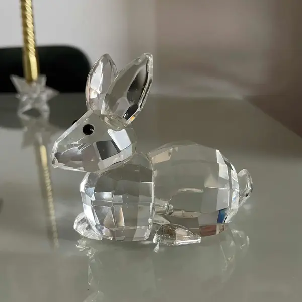 Foto de um(a) Bibelô Escultura De Coelho Em Cristal Tcheco Preciosa Glass, da categoria de Escultura. Bibelô Escultura De Coelho Em Cristal Tcheco Preciosa Glass. Peça esculpida à mão Mede aprox 7x9cm. Mostrado de uma perspectiva diferente. Vendido no marketplace Trésors.