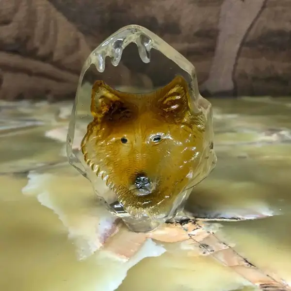 Foto de um(a) Linda Escultura Peso De Papel Em Cristal Com Figura De Lobo, da categoria de Pesos de papel. Escultura peso de papel em cristal com figura de lobo. Peça muito decorativa, esculpida à mão. Mede aprox 9 x 7cm. Mostrado de uma perspectiva diferente. Vendido no marketplace Trésors.