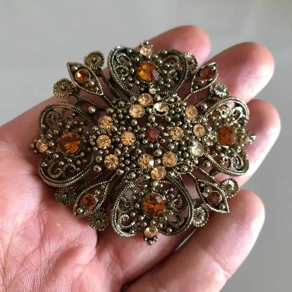 Foto de um(a) Lote Com 3 Finos Broches Com Pedras Coloridas, da categoria de Outros colecionáveis. Lote com 3 broches vintage, em ótimo estado de conservação. Mostrado de uma perspectiva diferente. Vendido no marketplace Trésors.