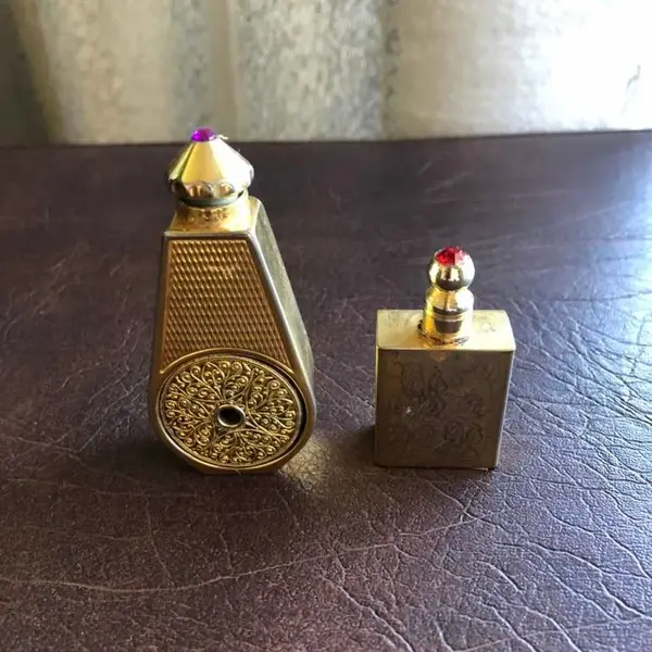 Foto de um(a) Antigo Par De Perfumeiros De Viagem Em Metal Dourado Fenced, da categoria de Perfumeiros. Item de colecionador. Mostrado de uma perspectiva diferente. Vendido no marketplace Trésors.
