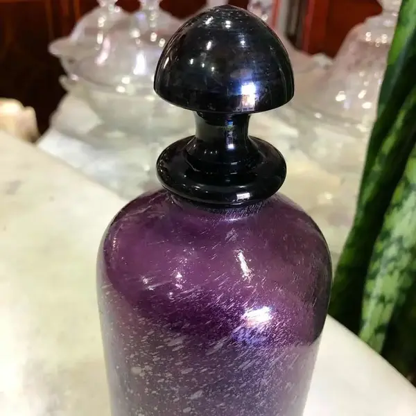 Foto de um(a) Antiga Garrafa Perfumeiro Cristal Murano Italiano Art Deco, da categoria de Perfumeiros. Grande perfumeiro, feito à mão. Em perfeito estado. Altura 21cm. Mostrado de uma perspectiva diferente. Vendido no marketplace Trésors.