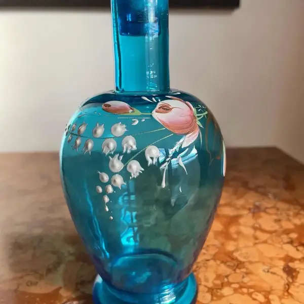 Foto de um(a) Antigo Perfumeiro Frasco Garrafa Vidro Murano Veneziano, da categoria de Garrafas. Antiga garrafinha em vidro artístico veneziano soufflé gomado, pintada à mão. Meados do século XX. Altura 21cm. Mostrado de uma perspectiva diferente. Vendido no marketplace Trésors.