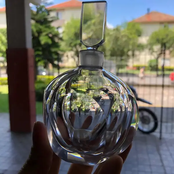 Foto de um(a) Antigo Frasco Perfumeiro Art Deco Em Cristal Suíço Orrefors, da categoria de Perfumeiros. Antigo e imponente perfumeiro lapidado à mão, lapidação dedão, legítimo cristal suíço orrefors, período Art Deco. Década de... Mostrado de uma perspectiva diferente. Vendido no marketplace Trésors.