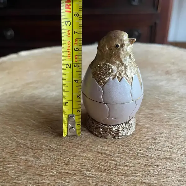 Foto de um(a) Antiga Escultura De Pintinho Caixinha De Coleção Francesa, da categoria de Cestos e Caixas. Antiga caixinha de coleção esmaltada à mão, com pedrarias. França. Mede aprox 7cm de altura. Mostrado de uma perspectiva diferente. Vendido no marketplace Trésors.