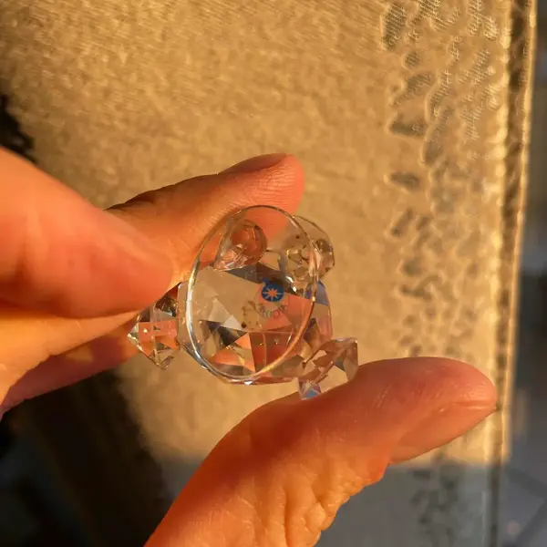 Foto de um(a) Preciosa Glass Bibelô Escultura De Sapo Em Cristal Tcheco, da categoria de Escultura. Peça original e toda lapidada à mãomede aprox 3cm. Mostrado de uma perspectiva diferente. Vendido no marketplace Trésors.