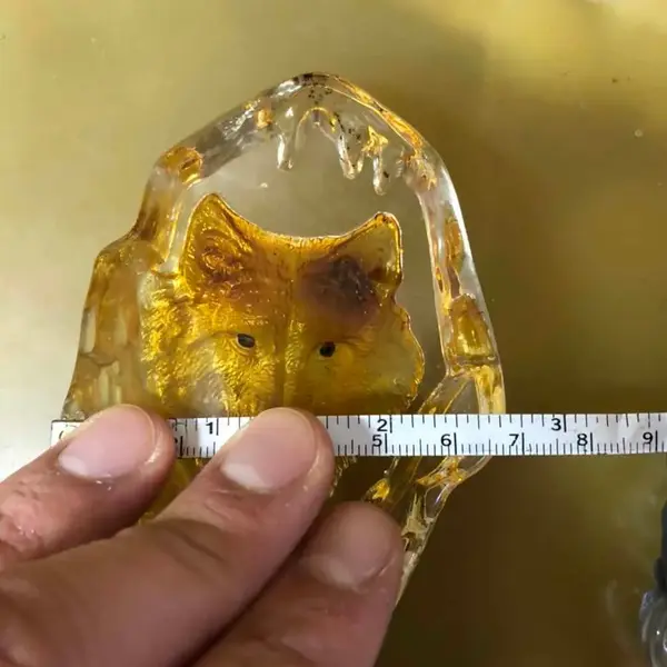 Foto de um(a) Linda Escultura Peso De Papel Em Cristal Com Figura De Lobo, da categoria de Pesos de papel. Escultura peso de papel em cristal com figura de lobo. Peça muito decorativa, esculpida à mão. Mede aprox 9 x 7cm. Mostrado de uma perspectiva diferente. Vendido no marketplace Trésors.