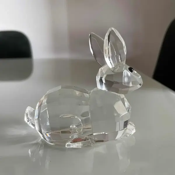 Foto de um(a) Bibelô Escultura De Coelho Em Cristal Tcheco Preciosa Glass, da categoria de Escultura. Bibelô Escultura De Coelho Em Cristal Tcheco Preciosa Glass. Peça esculpida à mão Mede aprox 7x9cm. Mostrado de uma perspectiva diferente. Vendido no marketplace Trésors.