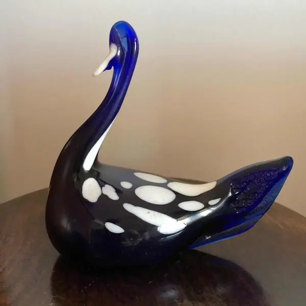 Foto de um(a) Antiga Escultura Peso De Papel Cisne Em Cristal De Murano, da categoria de Pesos de papel. Murano italiano. Medidas 13x13cm. Mostrado de uma perspectiva diferente. Vendido no marketplace Trésors.