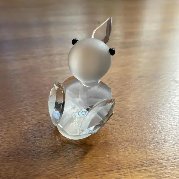 Foto de um(a) Preciosa Glass Pequena Escultura Bibelô Enfeite Pato Cristal, da categoria de Escultura. Peça legítima. Esculpida à mãomede aprox 3cm. Mostrado de uma perspectiva diferente. Vendido no marketplace Trésors.