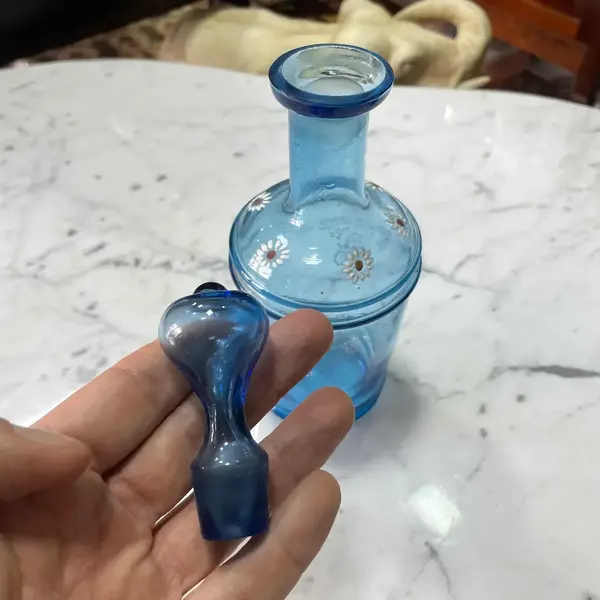 Foto de um(a) Antigo Perfumeiro Frasco Vidro Veneziano Azul Pintado À Mão, da categoria de Perfumeiros. Peça do século XX. Pintada à mão Altura 20cm. Mostrado de uma perspectiva diferente. Vendido no marketplace Trésors.