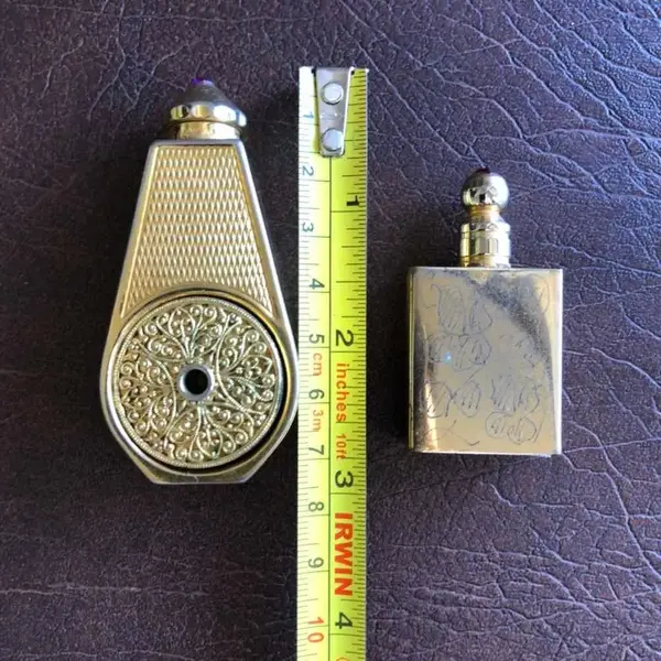 Foto de um(a) Antigo Par De Perfumeiros De Viagem Em Metal Dourado Fenced, da categoria de Perfumeiros. Item de colecionador. Mostrado de uma perspectiva diferente. Vendido no marketplace Trésors.