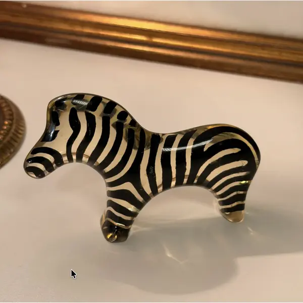 Foto de um(a) Zebra Colecionável Atribuído a ABRAHAM PALATNIK, da categoria de Modelos e estatuetas. Abraham Palatnik foi um dos grandes nomes da arte brasileira e pioneiro da arte cinética no Brasil. Reconhecido... Mostrado de uma perspectiva diferente. Vendido no marketplace Trésors.